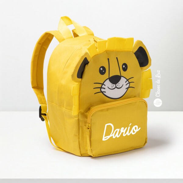 Mochila infantil con forma de león personalizada con el nombre de Darío
