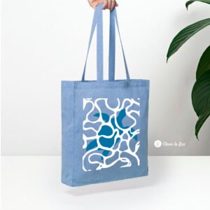 totebag azul ilustrada con una tortuga nadando en el mar